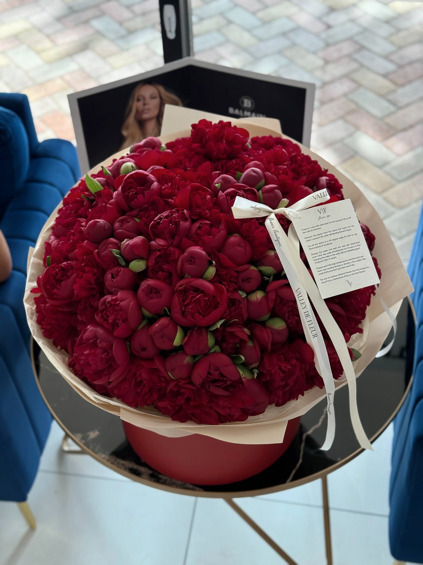 100 бордовых пионов