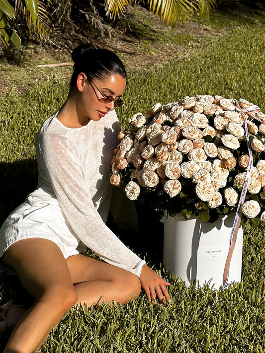 Кремовые кустовые розы – фирменная композиция в коробке