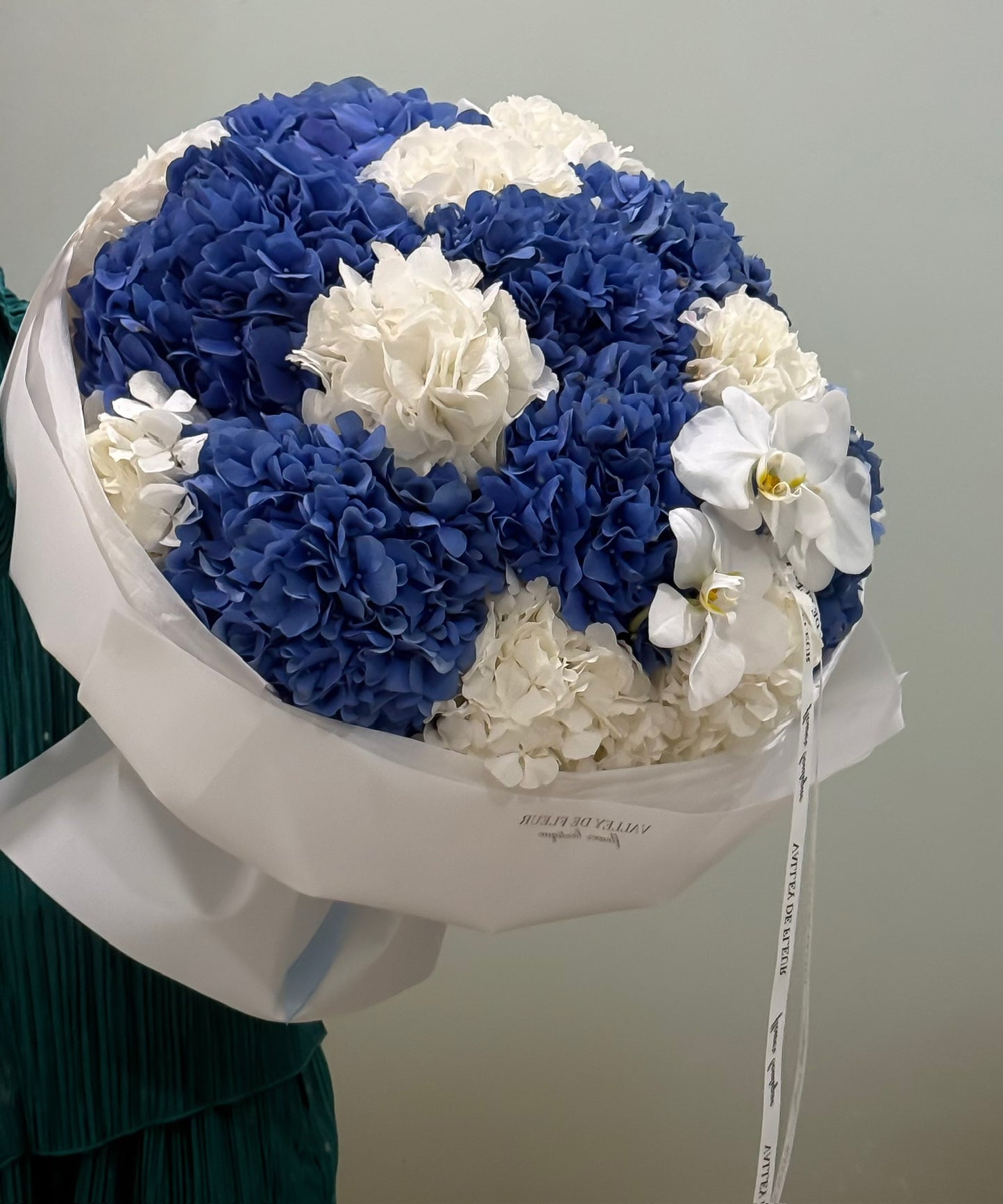 #106 White/Dark blue hydrangea with orchid