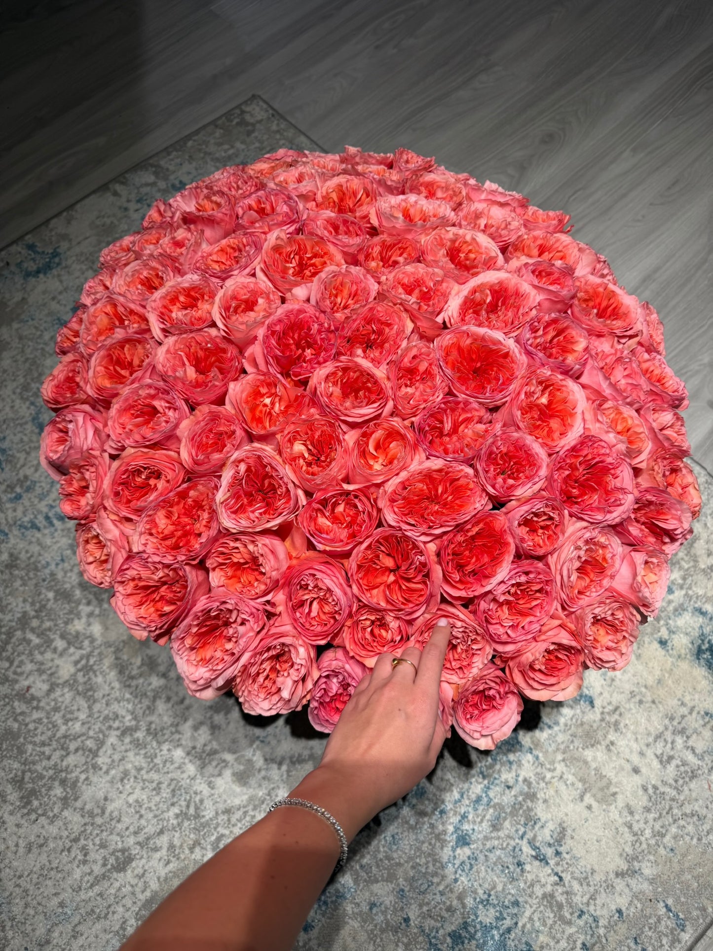 # 35 Large basket with peach garden roses