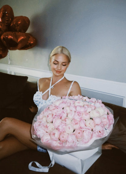 #53 Симфонический оркестр Мэнсфилд-Парка – 100 стеблей (светло-розовые пионы + садовые розы)