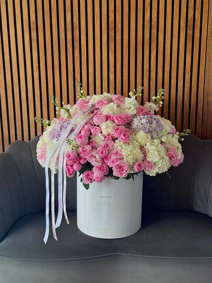 #48 Розовый шепот – Большая коробка с садовыми розами и пионами