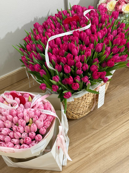 #47 Багряные объятия – 200 красных тюльпанов в корзине