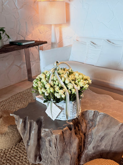 #41 Белая элегантность – Спрей-розы в корзине