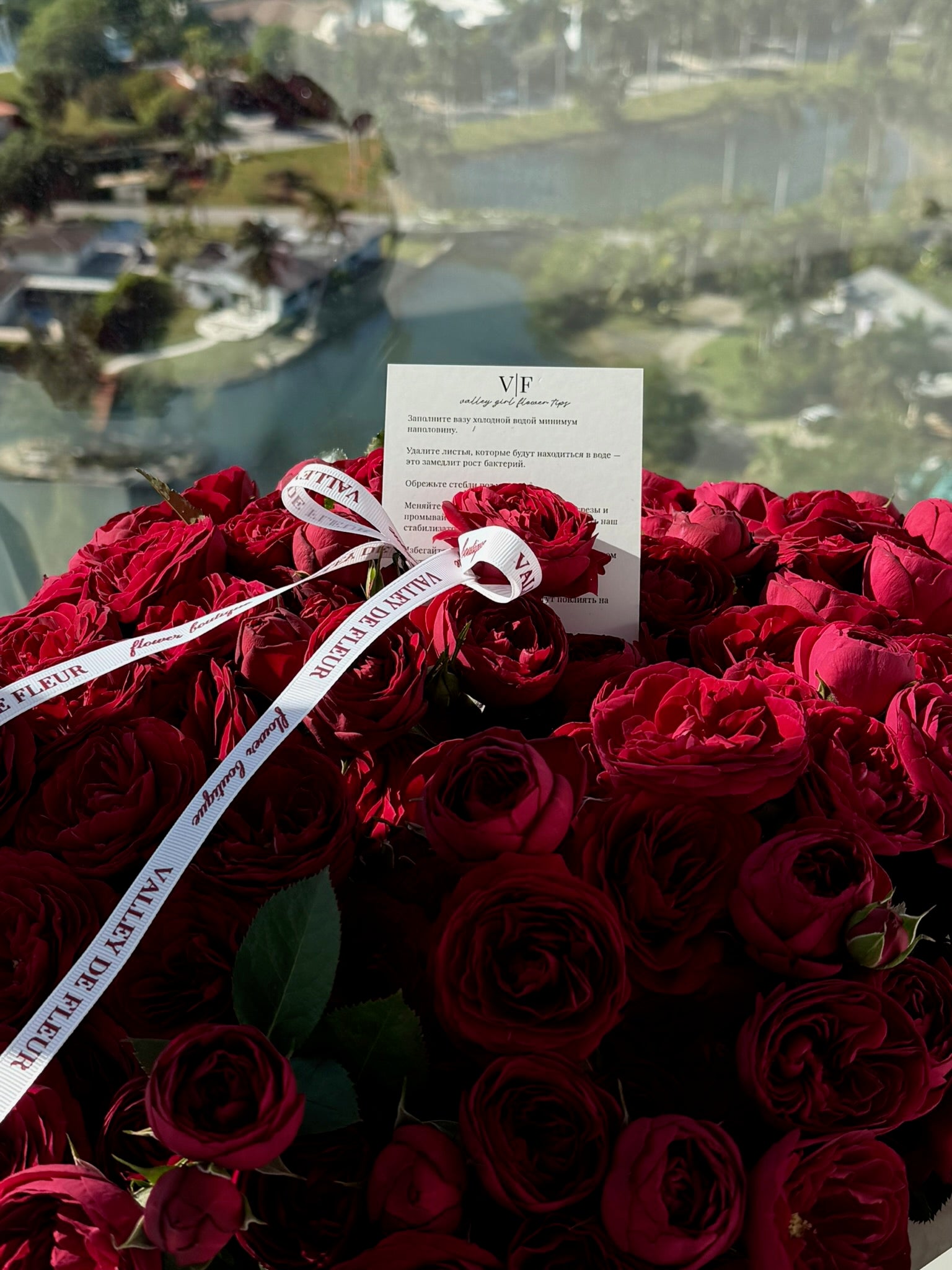 Roses bouquet with a personalized happy birthday wish card