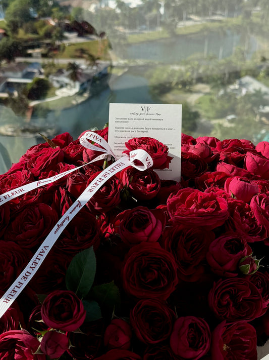 Roses bouquet with a personalized happy birthday wish card