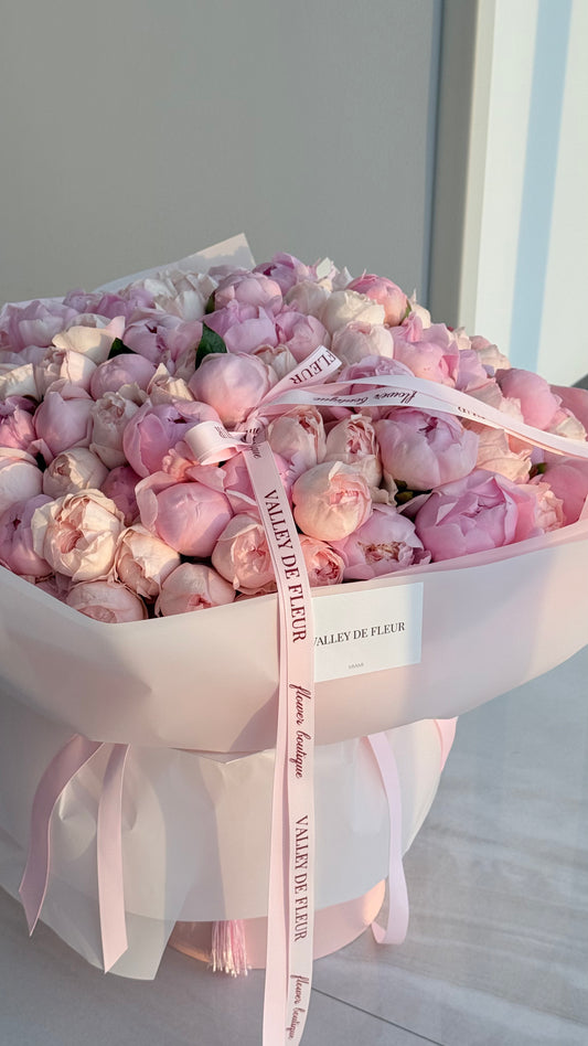 Peony flowers Miami with light pink peonies and garden roses