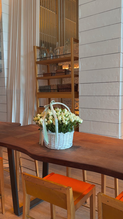 #41 Белая элегантность – Спрей-розы в корзине